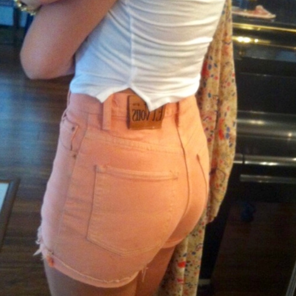 High waisted peach Levi shorts - Picture 4 of 4